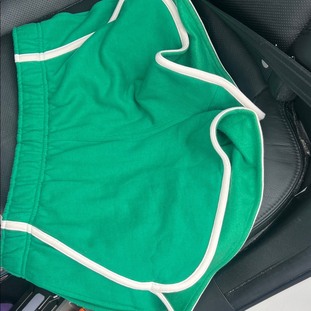 Lululemon Athletica Scuba Mid-Rise Oversized Short 3" Trim - Raceway Green - Picture 3 of 3